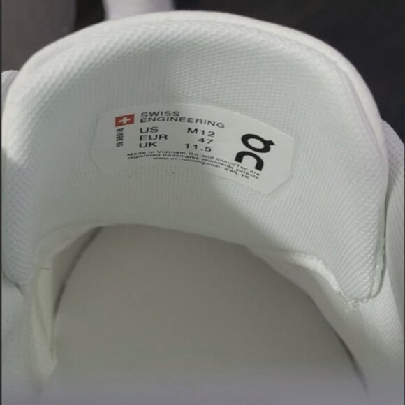 On Running sneakers - Picture 3 of 5